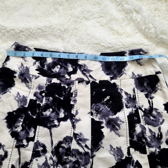 Covington black & white floral skirt, size 12, fitted w/ zipper, black stiching - Picture 8 of 9